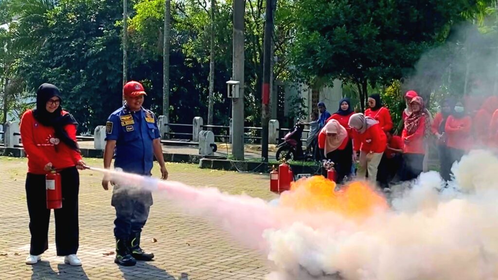KEGIATAN PELATIHAN ALAT PEMADAM API RINGAN (APAR)
