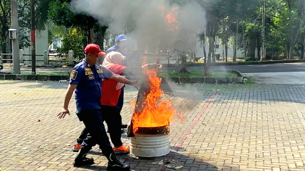 KEGIATAN PELATIHAN ALAT PEMADAM API RINGAN (APAR)
